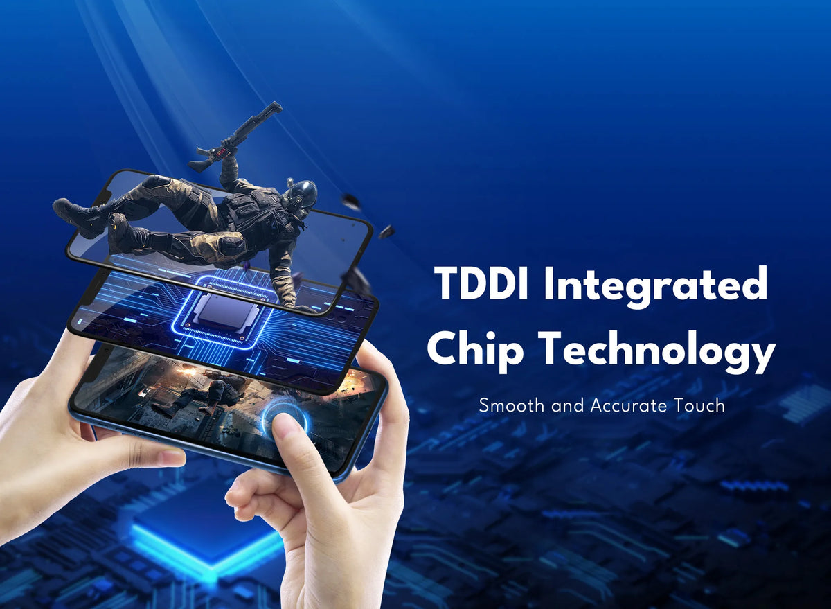 Hände halten ein Smartphone mit integrierter TDDI-Chiptechnologie vor blauem Hintergrund