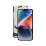 Assemblaggio del display dello smartphone con schermo e cornice su sfondo bianco.
